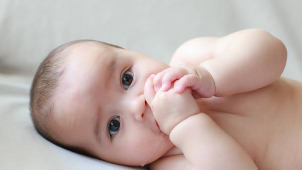 ¿Es normal que los bebés babeen en exceso?