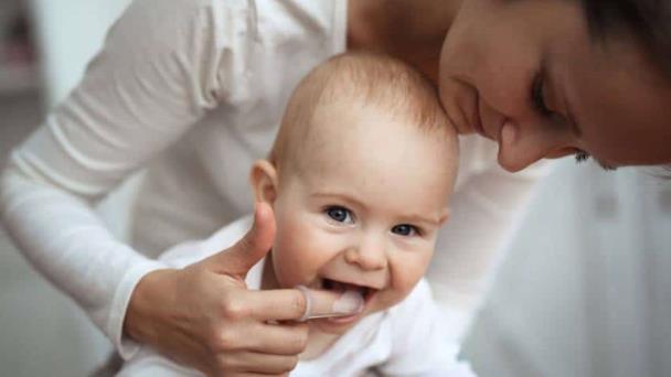 El primer diente del bebé: 7 cosas que los padres deben saber