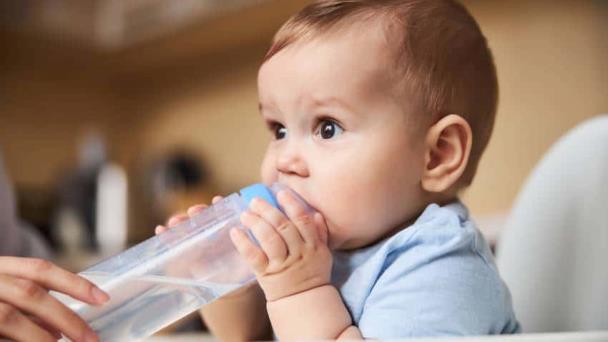 ¿Por qué debemos abstenernos de darle agua a los bebés?