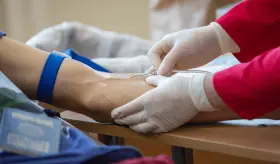 Técnicas para canalizar las venas periféricas o de difícil acceso