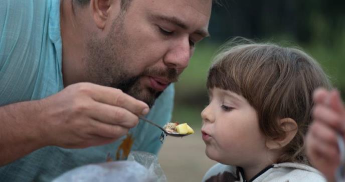 Por estas razones no deberías soplar la comida de tu hijo