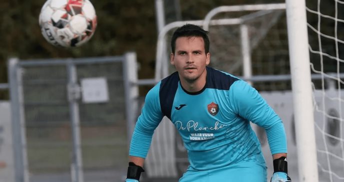 Futbolista colapsa y muere luego de atajar un penal