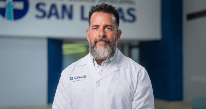 ¿Quiénes deben realizarse exámenes de cernimiento de las arterias periféricas y carótidas?