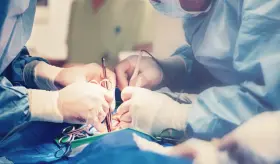 Médicos logran extirpar tumor abdominal de 2 kilos en una menor de 10 meses