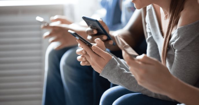 APA: Percepción alterada, trastornos del sueño y otros riesgos del uso de redes sociales en adolescentes