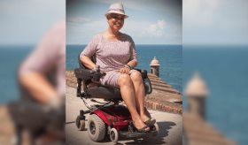 Los adictos le dicen Mami, en silla de ruedas les distribuye ofrendas