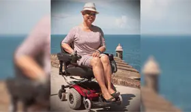 Los adictos le dicen Mami, en silla de ruedas les distribuye ofrendas