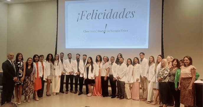20 nuevos doctores en terapia física de la UPR reciben sus batas blancas