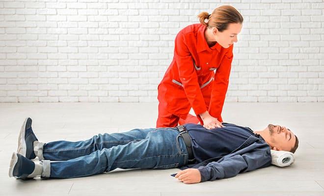 Las mujeres recibirían menos reanimación cardiopulmonar que los hombres