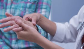 Cinco preguntas que debe hacer al reumatólogo si tiene artritis reumatoide