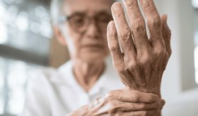 ¿Qué factores influyen en la adherencia al tratamiento en pacientes con artritis reumatoide?