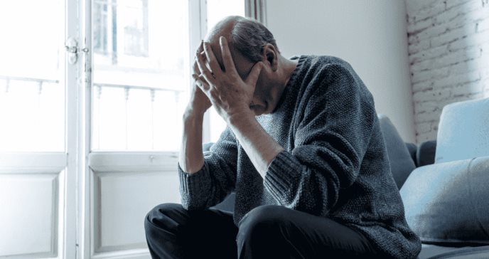 ¿Cómo la depresión y el aburrimiento influyen en el síndrome vespertino en personas con demencia?