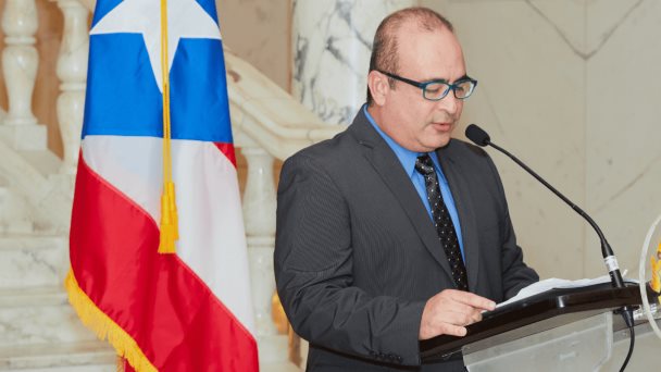 Distinción al Dr. Francisco Colon por su apoyo y colaboración hacia fundación AAPDA Distinción al Dr. Francisco Colon por su apoyo y colaboración hacia fundación AAPDA