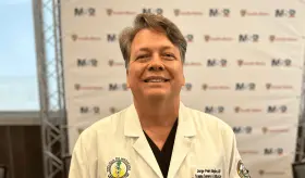 "En la cirugía robótica es el cirujano el que hace la cirugía, no el robot", explica el Dr. Pelet