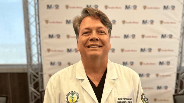 “En la cirugía robótica es el cirujano el que hace la cirugía, no el robot”, explica el Dr. Pelet “En la cirugía robótica es el cirujano el que hace la cirugía, no el robot”, explica el Dr. Pelet