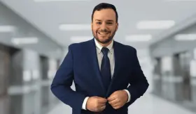 Blefaroplastia o cirug&iacute;a de p&aacute;rpados y visi&oacute;n: "Si la ceja est&aacute; ca&iacute;da, interfiere con axis y eje visual"