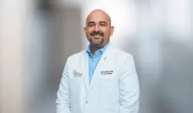 ¿Cómo funciona el trasplante de médula ósea del propio paciente para combatir el mieloma múltiple?