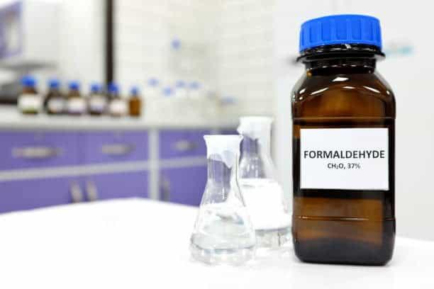 Formaldehído en productos para alisar el cabello aumentaría el riesgo de cáncer o lesiones renales