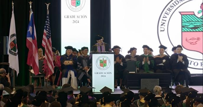 162 graduados celebran la 53.ª ceremonia de la Universidad Central del Caribe con logros destacados