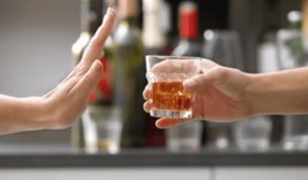 No, beber con moderación no alarga la vida: revisión científica desmiente este mito