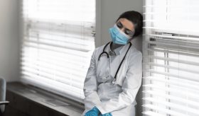 Médicas enfrentan un 76% más de riesgo de suicidio que la población general, según estudio