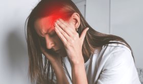 Los bostezos o la sensación de hambre podrían ser síntomas de migraña