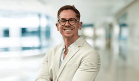 ¿Qué factores contribuyen a la presencia continua de vectores virales en la isla?