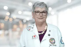 ¿En qué se diferencia la remisión endoscópica de la clínica en el tratamiento de la colitis ulcerosa?