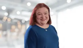 Dolor de espalda, inflamación en tendones y uveítis : así se manifiesta la espondilitis anquilosante