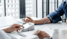 Posición incorrecta del brazo puede llevar a diagnósticos erróneos de hipertensión en consulta y en casa