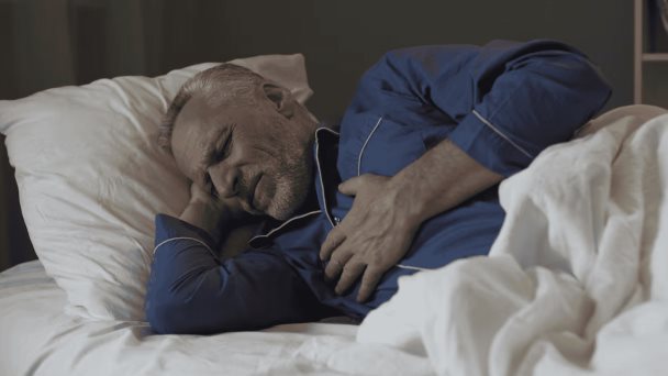 Escuchar los latidos del corazón al acostarse: ¿una señal de alerta para su salud? Escuchar los latidos del corazón al acostarse: ¿una señal de alerta para su salud?