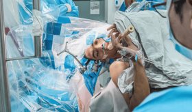 Paciente tocó la flauta mientras le extirpaban un tumor cerebral para proteger sus habilidades musicales