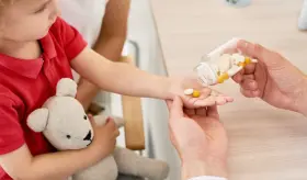 Alerta por riesgo de toxicidad en niños: Alto porcentaje de medicamentos no están aprobados para su edad