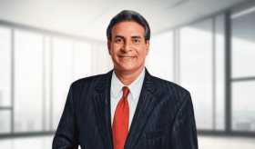 Ex presidente del Senado, Eduardo Bhatia, reflexiona sobre su carrera política y su nueva etapa académica