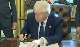 Trump firma orden ejecutiva para cortar fondos a escuelas que obliguen a vacunarse contra la COVID-19