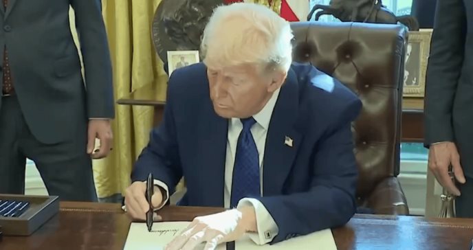 Trump firma orden ejecutiva para cortar fondos a escuelas que obliguen a vacunarse contra la COVID-19