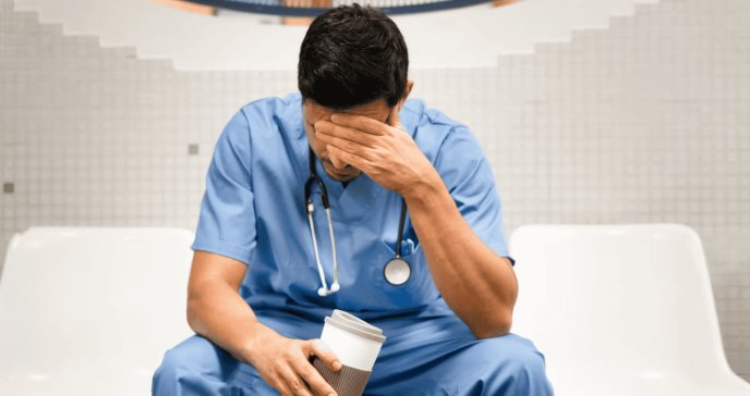 El 60% de los médicos residentes enfrentan riesgo elevado de burnout y depresión, según expertos