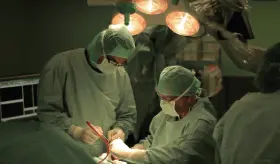 ¿Es posible realizar cirugías cardíacas sin transfusiones y con éxito en pacientes de alto riesgo?