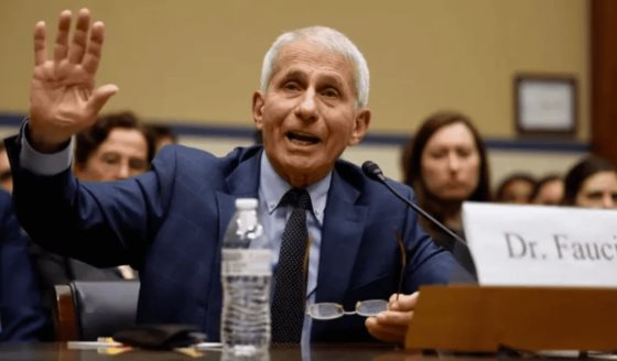 Anthony Fauci, ¿un indulto justificado al médico de la pandemia?