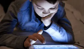 El riesgo de miop&iacute;a aumenta hasta un 21% por cada hora adicional de uso de pantallas, seg&uacute;n estudio