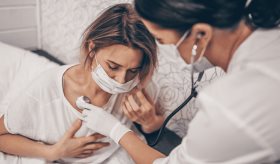 Síntomas de covid-19 se podrían mantener hasta dos años después de la infección