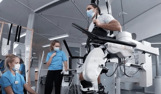 Desarrollan un sistema de neuroprótesis y robótica que permite a pacientes con parálisis caminar
