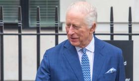 Rey Carlos III ingresado al hospital por efectos secundarios de su tratamiento contra el cáncer