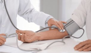 Dolor de cabeza, mareos y dificultad para respirar: Síntomas de la hipertensión arterial