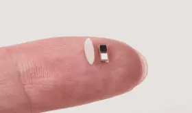 El marcapasos más pequeño del mundo: El dispositivo que se activa con luz y se disuelve en el cuerpo  