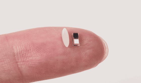 El marcapasos más pequeño del mundo: El dispositivo que se activa con luz y se disuelve en el cuerpo  
