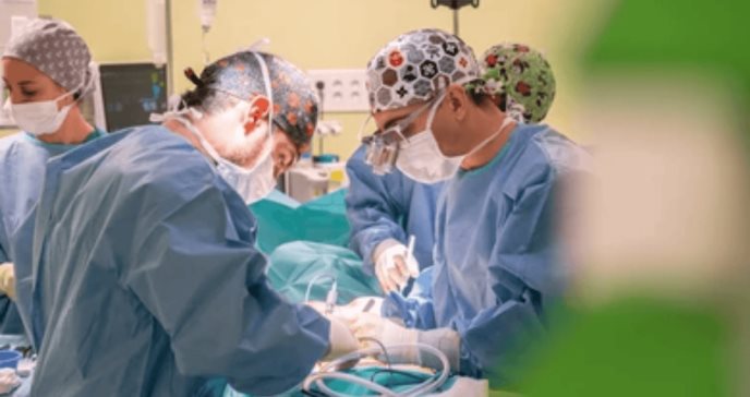 Hombre recibe triple trasplante de corazón, hígado y riñón en arriesgada cirugía de 14 horas