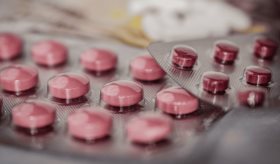 Farmacéutica deberá pagar 355 millones por ocultar los riesgos de adicción de sus opioides