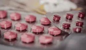 Farmacéutica deberá pagar 355 millones por ocultar los riesgos de adicción de sus opioides