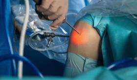 Adolescente despertó hablando otro idioma tras cirugía de rodilla: Síndrome de la lengua extranjera